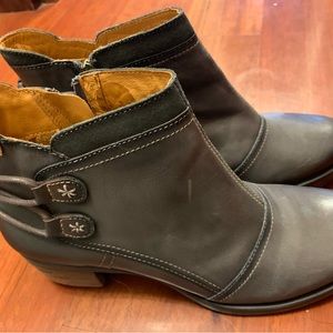 Women’s boots for sale. Size 40. A few scuff marks.size 9.5